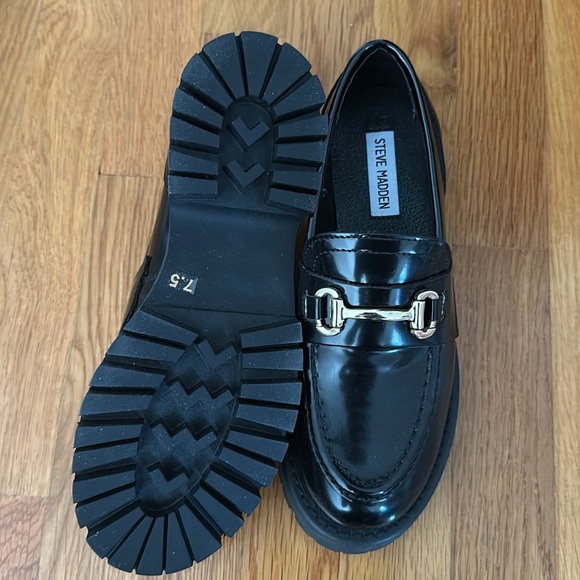 Steve Madden Lando Loafers, size 7.5, with gold buckle - Picture 3 of 3